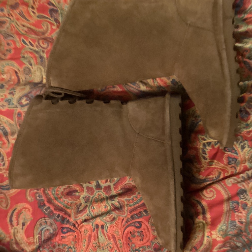 Bearpaw size 9 tan suede
